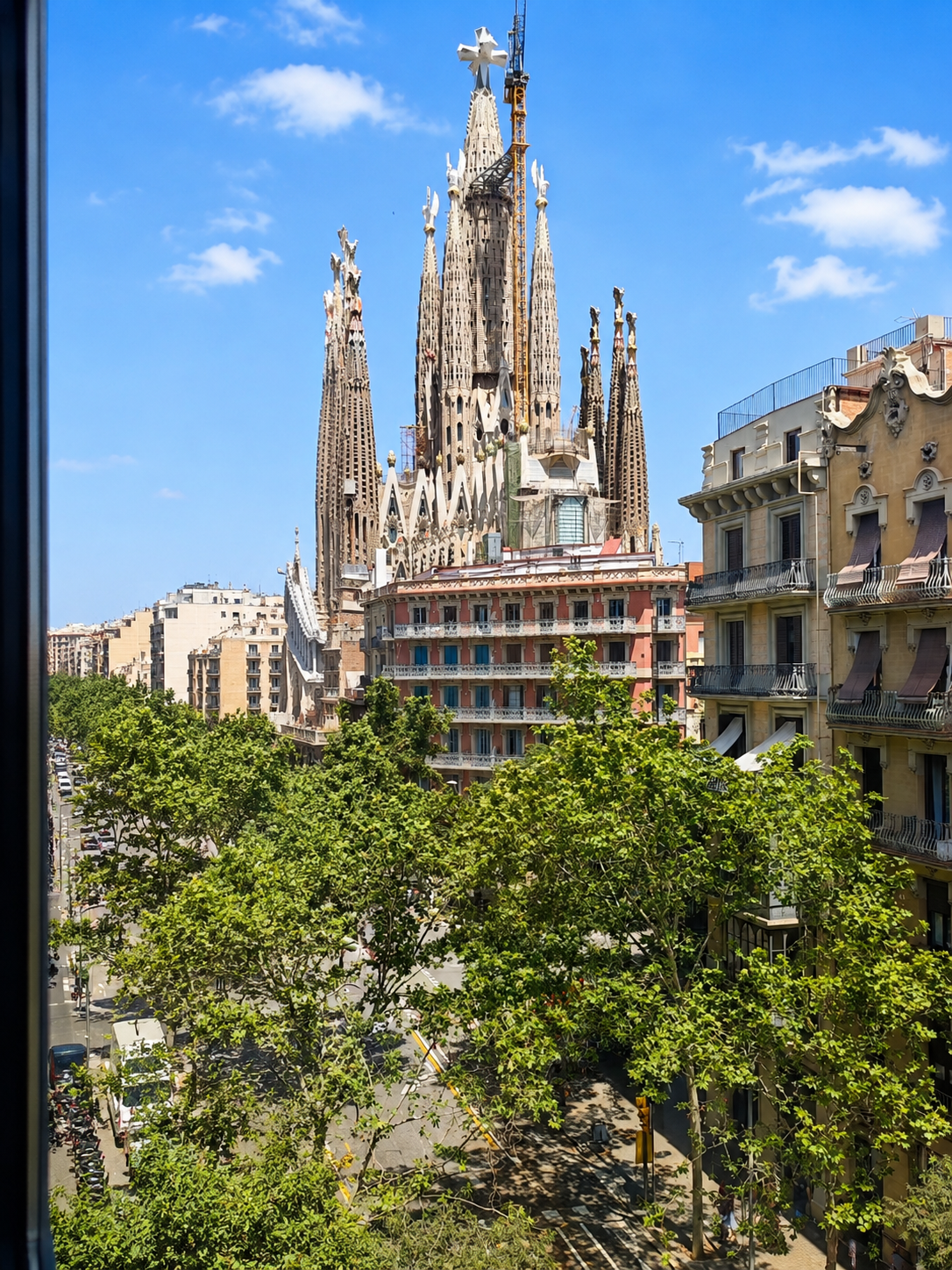 Vista de la Sagrada Familia desde los despachos Desde la ventana puedes ver la Sagrada Familia.